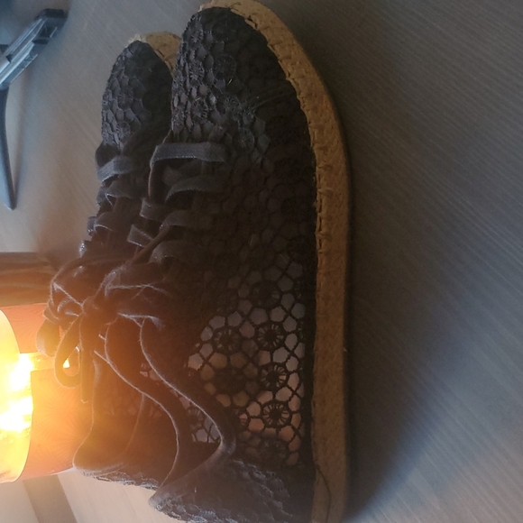 Tom's Lena Crochet and Lace Sneaker size 5.5 W - Picture 2 of 4